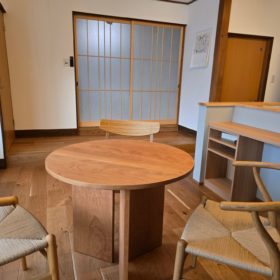 ブラックチェリーの丸テーブル