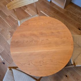 ブラックチェリーの丸テーブル