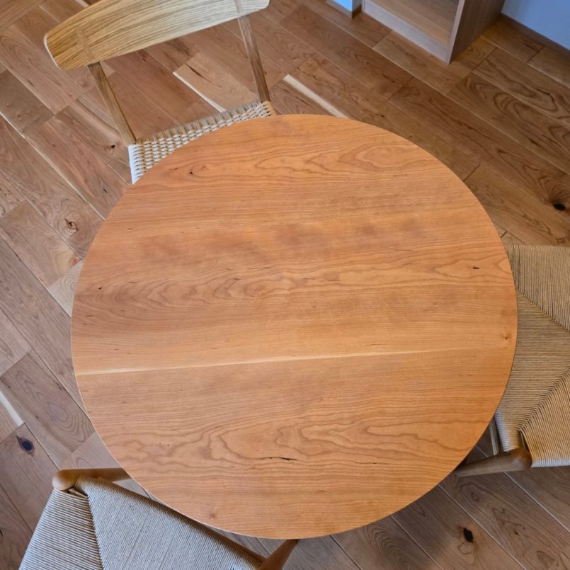 ブラックチェリーの丸テーブル